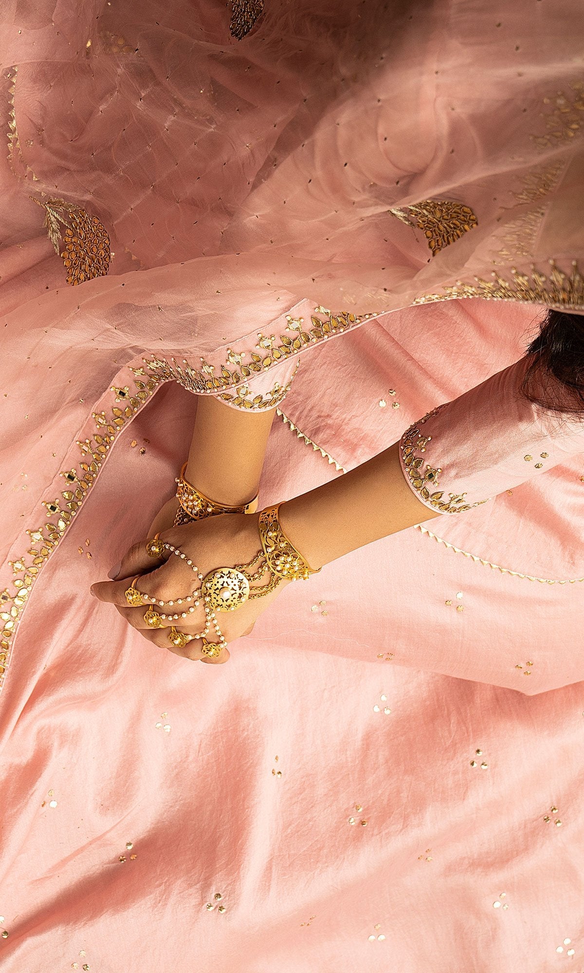 ADITI RAO HYDARI IN JAMAAL SOFT PINK MUKAISH CHANDERI KURTA WITH MUKAISH CHANDERI LEHENGA AND ORGANZA DUPATTA - SET OF 3