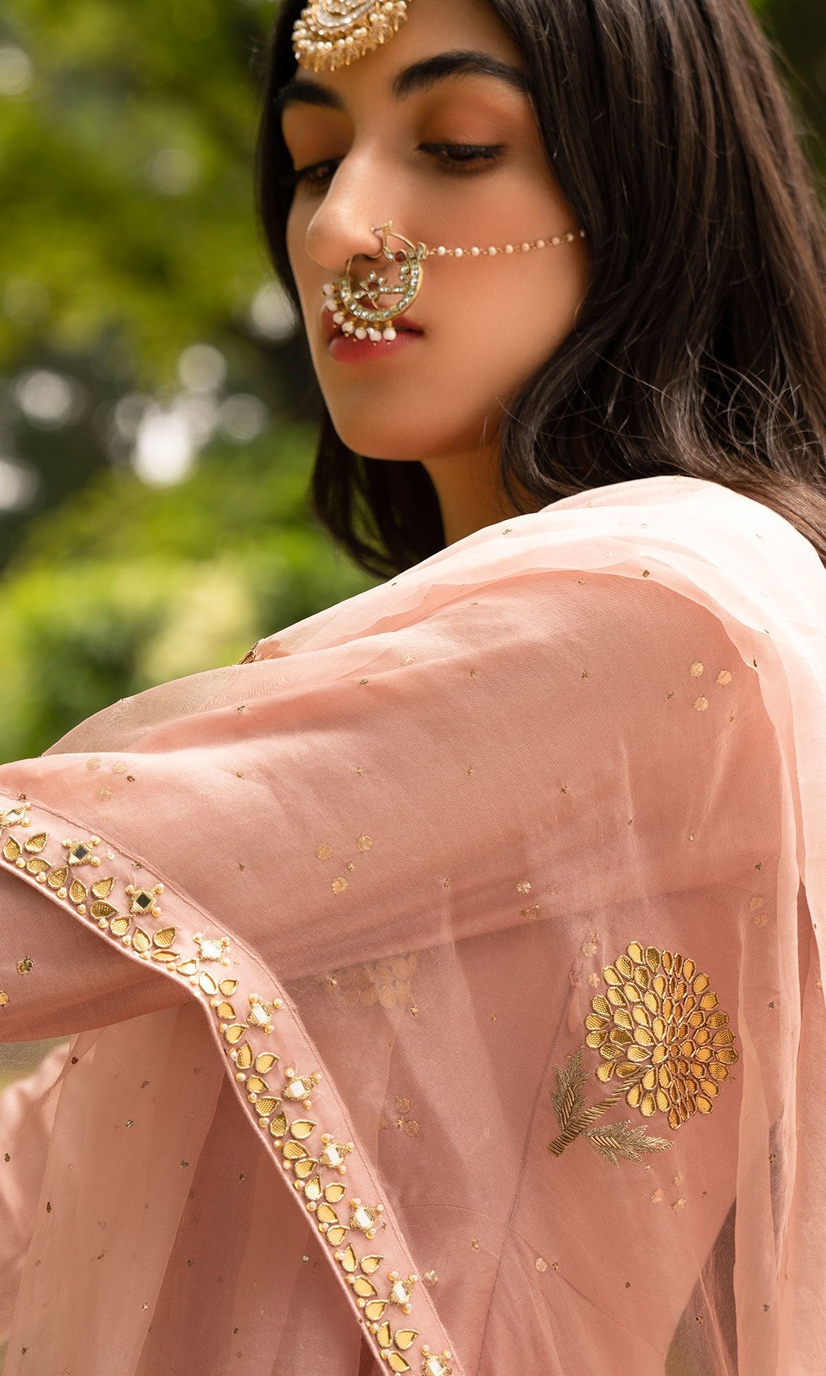ADITI RAO HYDARI IN JAMAAL SOFT PINK MUKAISH CHANDERI KURTA WITH MUKAISH CHANDERI LEHENGA AND ORGANZA DUPATTA - SET OF 3