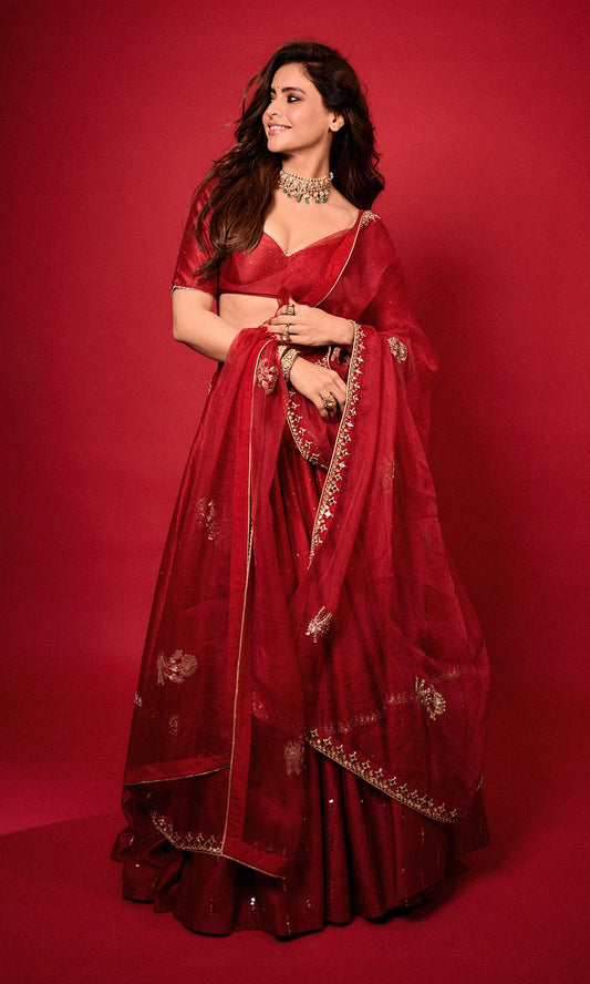 Aamna Sharif in Haseena Red Mukaish Chanderi Lehenga With Choli Cut Blouse And Embroidered Dupatta (Set Of 3)