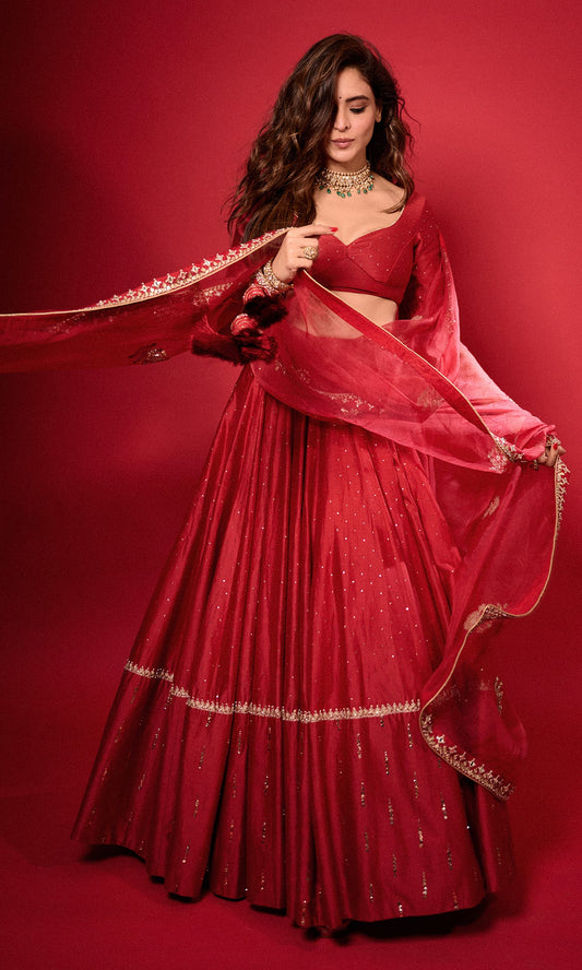 Aamna Sharif in Haseena Red Mukaish Chanderi Lehenga With Choli Cut Blouse And Embroidered Dupatta (Set Of 3)